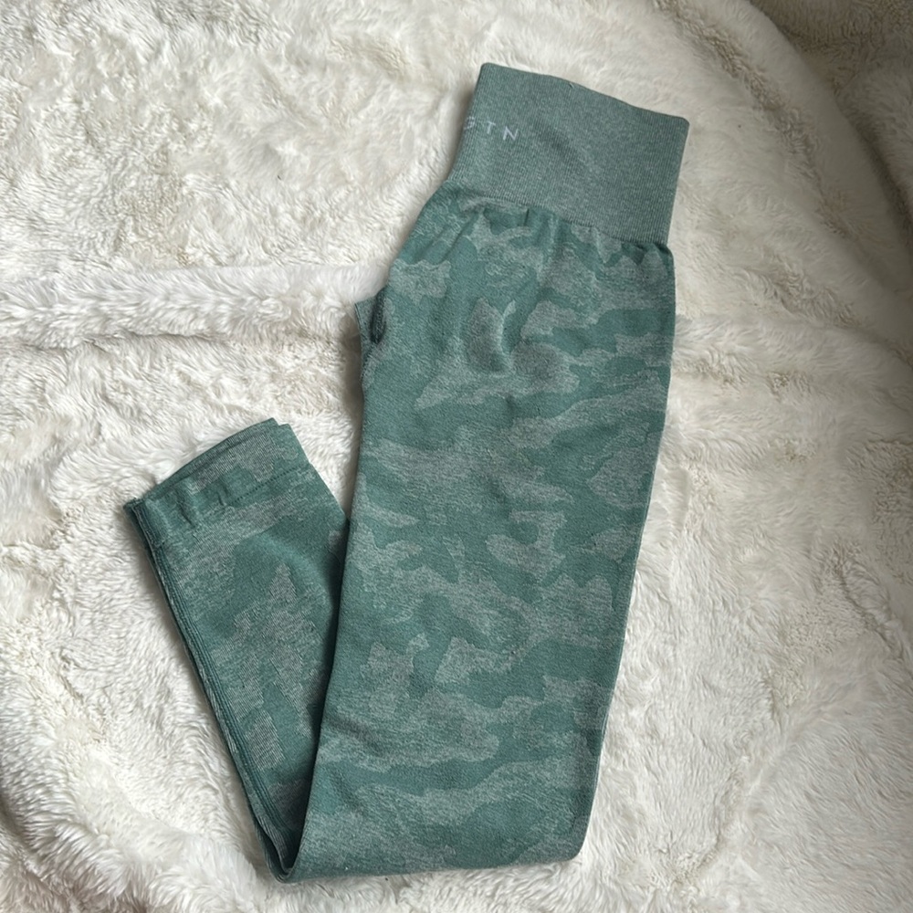 Nvgtn forest green camo seamless leggings
